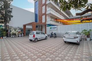 Treebo Arya Palace With Swimming Pool - 1