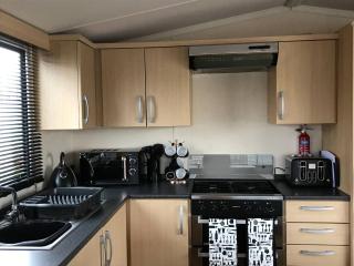 Charming Holiday Park Retreat in Morecambe - Family-Friendly Escape - 2