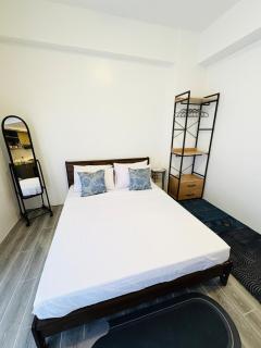 Minimalist unit with Queen bed, fast Wifi and Netflix ready TV, near Citygate Mall and Davao Airport - 9