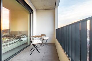 Light & Airy Comfort Studio - Garage & Balcony - 8
