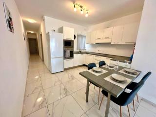 Penthouse with views of Msida Yacht Marina and Valletta - 7