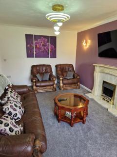 Family-Friendly Detached House Near Leeds and Bradford with Garden - 9