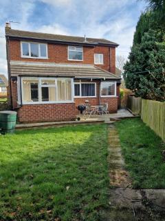 Family-Friendly Detached House Near Leeds and Bradford with Garden - 3