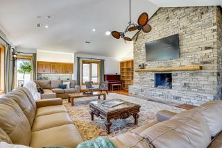 Post Oak Estate Pool, Spa and Rec Barn on 16 Acres - 4