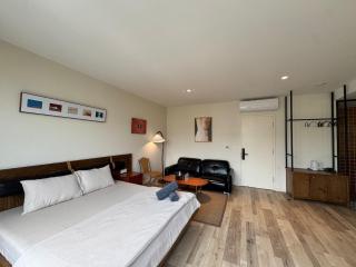 Calmstay - Tropical Garden Villa - 5BR - Huge Yard - BBQ - 1