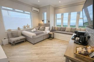 Beachfront Compact Coastal Crib, DIRECT Sea Views & Air Conditioning - 9