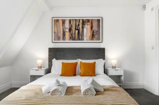 Modern Central 2-Bed Apartment - Private Terrace and Workspace - 4