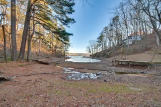 On-Site Lake Access Serene Waterloo Getaway - 8