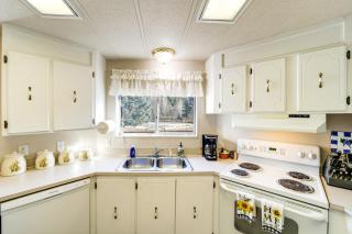 Pond and Mountain Views! Family Retreat in Peshastin - 2