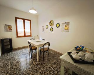 Lovely Balcony San Gimignano Apartments - 1