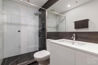 Modern Comfortable St Kilda Apt with Free Parking - 4