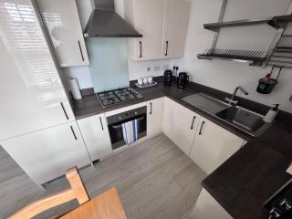 Contemporary 2-Bed Apartment with Parking Bedford - 8