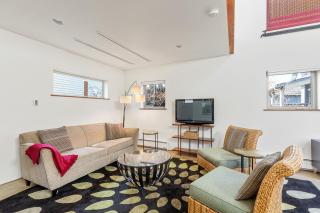 Modern Living w hot tub in Alberta Arts District - 7