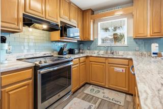 New Kululu EAST - 3 BR Short walk to the beach, heated pool, Sleeps 12 - 5