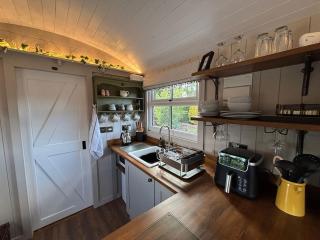 Ewes Rest Shepherds Hut - 4