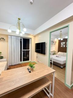Queen Bed with 1 Bedroom near Ayala mall Cloverleaf Balintawak - 0