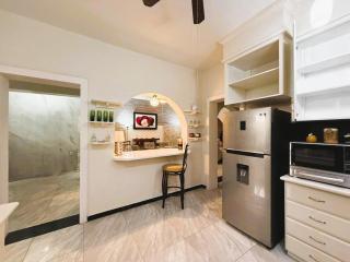 Amplia Casa en Obispado 4 Recámaras, Terraza y 3 Cajones - 1