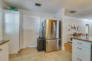 Cozy bungalow with Luxe Yard, Firepit, Pergola Area - 8