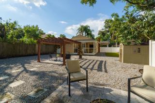 Cozy bungalow with Luxe Yard, Firepit, Pergola Area - 3