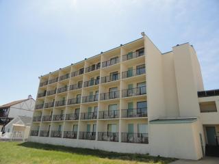 Best Western Plus Holiday Sands Inn & Suites - Norfolk - 1