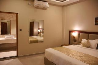Silver sand Modern 2BHK Stay Near Lakeshore Hospital - 2