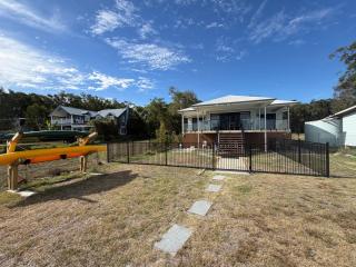 ABSOLUTE BEACHFRONT Port Stephens - Pindimar Beach House - 8