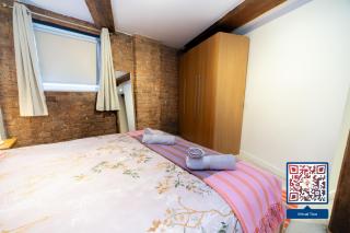 Rustic 2BR Loft Exposed Brick & Beams - 3