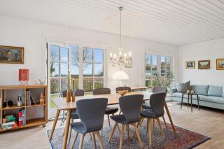 Cozy Holiday Home With Sea View Charming Coastal Getaway - 7