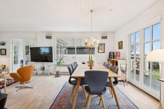 Cozy Holiday Home With Sea View Charming Coastal Getaway - 6