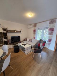 Apartman Jelena with Private Garden & BBQ - 1