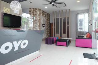 Super OYO 89930 Golden Guest House - 8