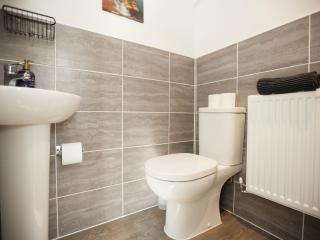 Gregor House By N And N Stays Modern four Bedroom House in Calne with Private Parking, perfect for teams or families staying in the area, Long stays welcome - 3