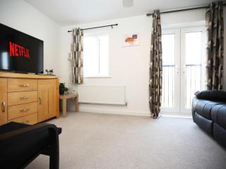 Gregor House By N And N Stays Modern four Bedroom House in Calne with Private Parking, perfect for teams or families staying in the area, Long stays welcome - 1