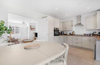 Contemporary 3 Bedroom home in Launton Village - close to Tythe Barn, Bicester Shopping & Bicester Heritage - 8
