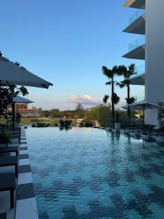 Modern 1BR Condo Top Floor Pool, Cinema & Fast WiFi Next to Boat Avenue - 8