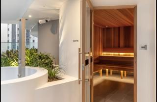 Queen’s Wharf Modern 2BR Apt Pool, Free Parking - 9