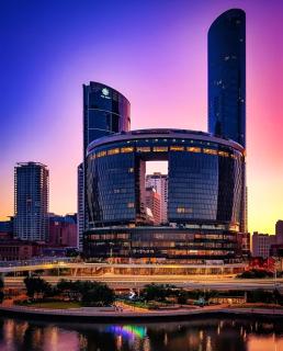 Queen’s Wharf Modern 2BR Apt Pool, Free Parking - 7