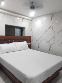 King Falcon Guest House - 3