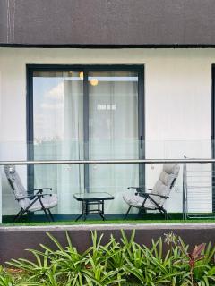 Luxury 1BR apartment facing pool - 1