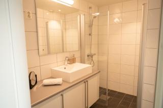 Modern 1BR, Balcony & Free Parking - 2