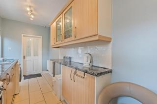 Modern 2 bed home - sleeps 5 - free parkng - 9