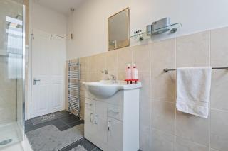 Modern 2 bed home - sleeps 5 - free parkng - 1