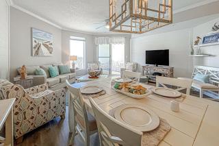 Beautifully decorated oceanfront condo with resort pool & huge walk-in showers - 4