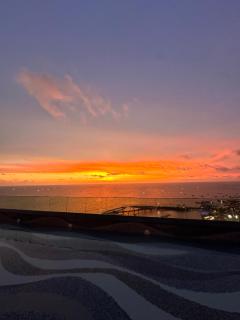 Jerrys Sunset Home The Sky - 0