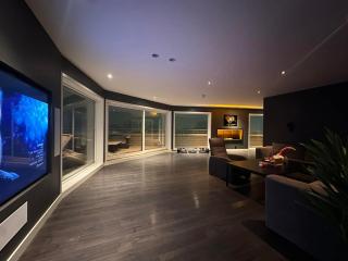 Skyline Penthouse with Private Terrace & Jacuzzi - 6