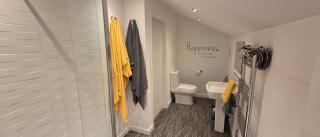 Modern and spacious 2 bedroom apartment with free parking - 1