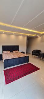 Abbott Royale Farm - 0