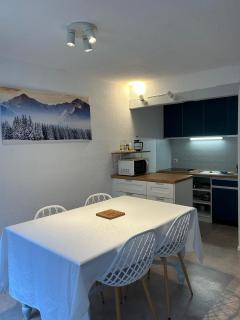 Centre ville, vue montagne et au pied du torrent, 1 accès Spa par jour - 5