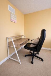 Private & Spacious Primary Suite with Jacuzzi, Walk-In Closet, & 4 Bath access! Brampton Shared Home with Full Kitchen, WiFi, Laundry & Backyard Deck! Near Mount Pleasant GO, Ideal for Work Trips, Long Stays & Solo Travelers! - 4