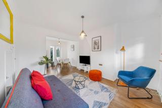 2 bedroom house with large garden and free on street parking - 0